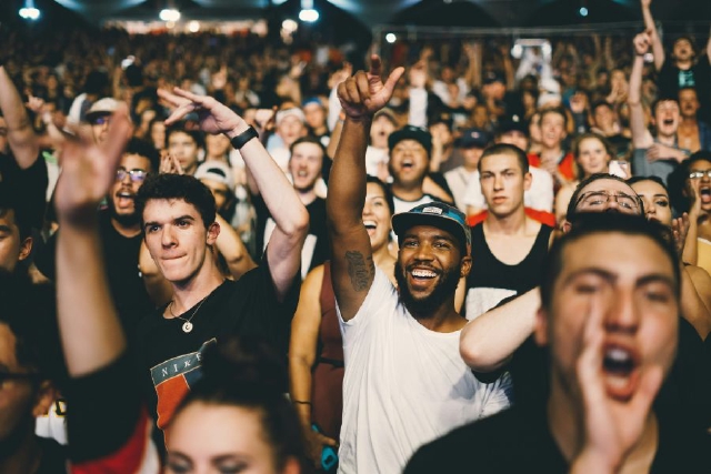 images/fans_cheering_all.jpg