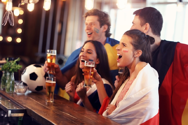images/group-friends-watching-soccer-game-pub+(1).jpg